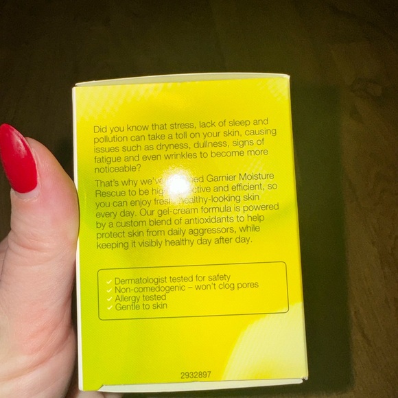 4 boxes of BRAND NEW Garnier Moisture Rescue !! - Picture 5 of 7